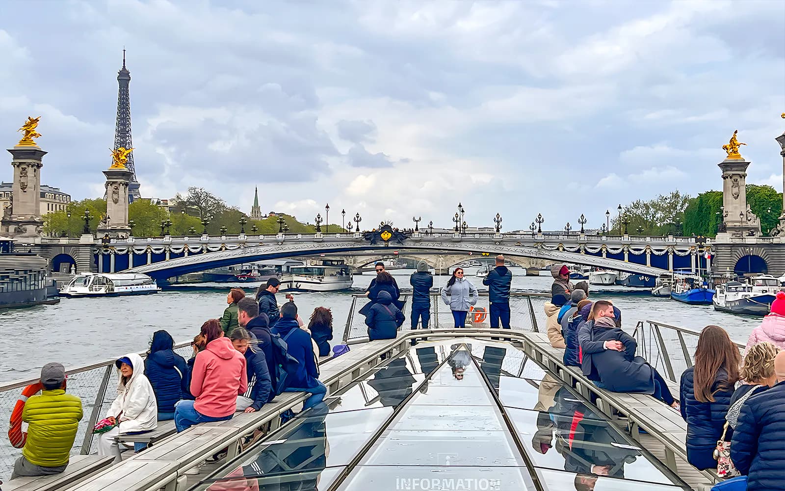 Seine River 1-Hour Sightseeing Cruise from the Eiffel Tower - image 4